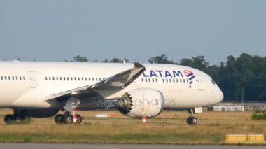 Boeing 787 kalkıştan önce kalkışa geçiyor.