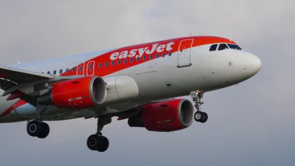 EasyJet Airbus A319 acercándose — Vídeos de Stock