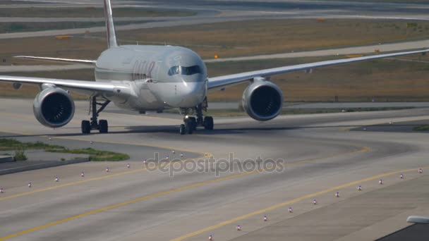 Airbus A350 taxiën na de landing — Stockvideo