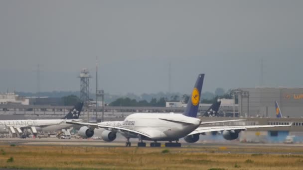 Airbus 380 Lufthansa accelerate — Stock Video