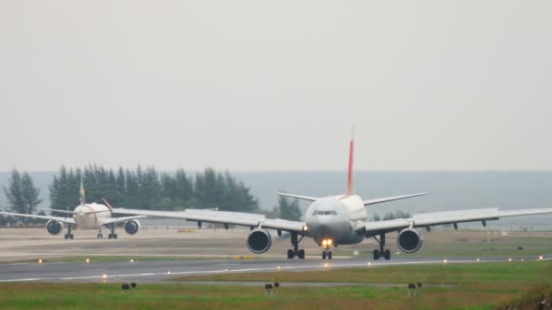 Airplane taxiing after landing — Stock Video