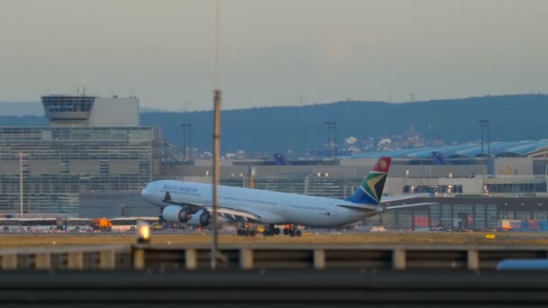 Avión acercándose y aterrizando — Vídeos de Stock