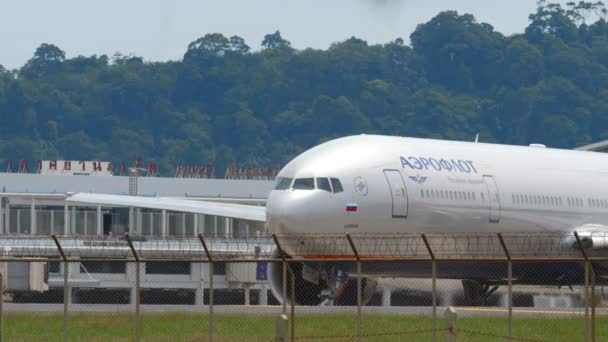 Avión gire pista antes de la salida — Vídeos de Stock