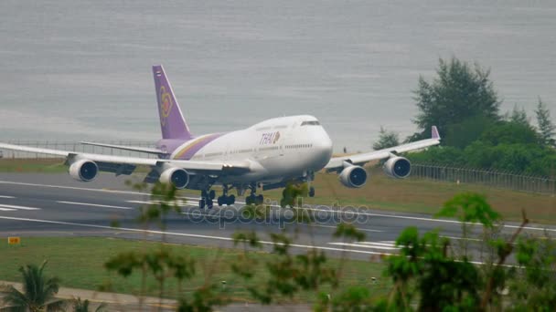 Thai Airways Boeing 747 se aproximando sobre o oceano — Vídeo de Stock