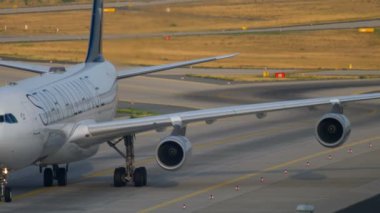 Lufthansa Airbus 340 Taksilemek