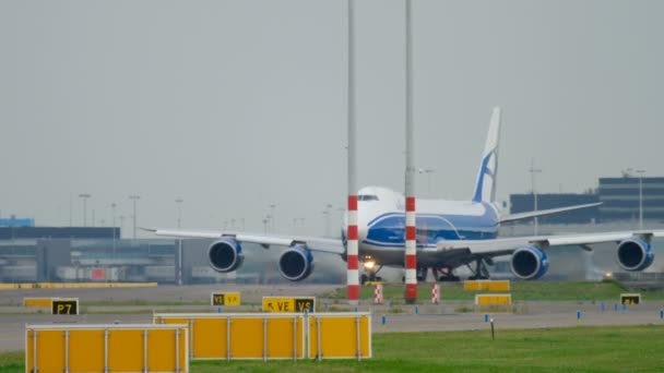 AirBridgeCargo Boeing 747 kołowanie przed startem — Wideo stockowe