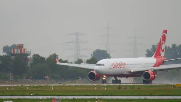 Vliegtuiglanding bij regenachtig weer — Stockvideo