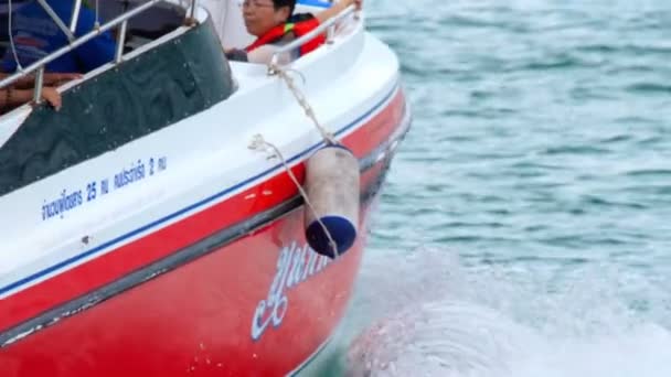 Speedboot vertrek vanaf Rawai pier — Stockvideo