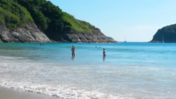 Turistas en la playa de Nai Harn — Vídeo de stock