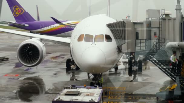 Dreamliner in servizio nell'aeroporto di Suvarnabhumi — Video Stock