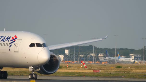 Boeing 787 taxiagem antes da partida — Vídeo de Stock