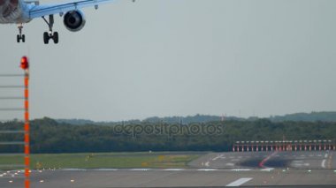 Uçak Düsseldorf 'a iniyor.