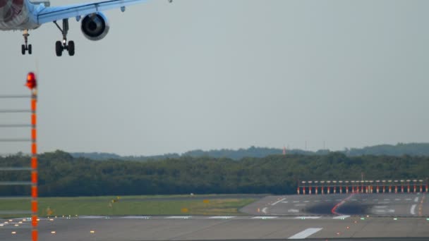 Samolot lądujący w Dusseldorfie — Wideo stockowe