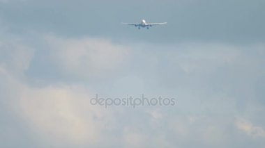 Yaklaşan gövdeli uçak