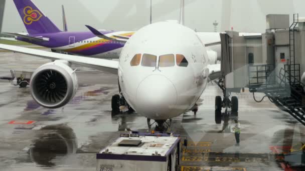 Dreamliner en service à Suvarnabhumi aéroport — Video