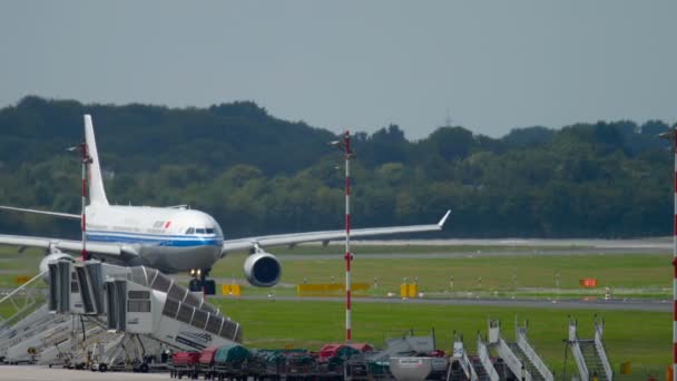 Ar China Airbus A330 taxiando — Vídeo de Stock