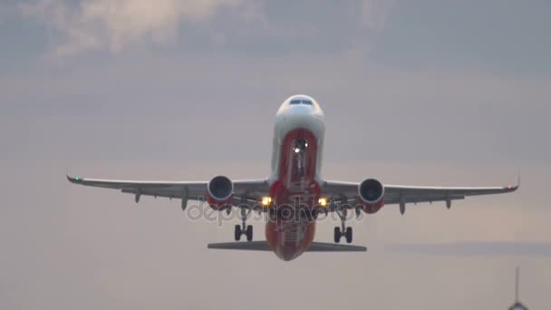 비행기에 어 버스 A320 이륙 — 비디오
