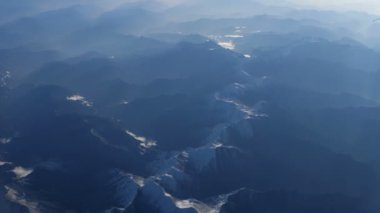 Güzel manzara nehir dağlarda yukarıda uçan uçak uçak pencereden
