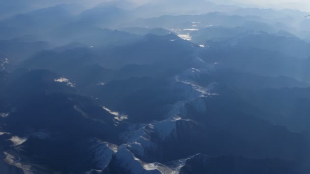 Schöne Aussicht durch Flugzeugfenster, Flugzeug fliegt über Fluss in den Bergen — Stockvideo