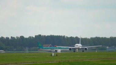 Jet uçak kalkış önce hızlandırmak