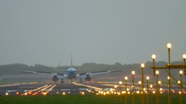 KLM Boeing 777 inişi