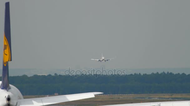 Lufthansa Airbus 380 'i çekiyoruz. — Stok video