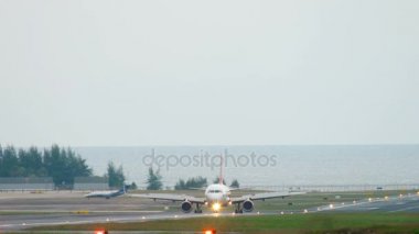 Uçak indikten sonra kalkıyor.