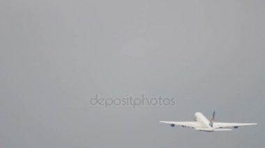 Airbus 380 Lufthansa çıkartıyor ve tırmanmaya