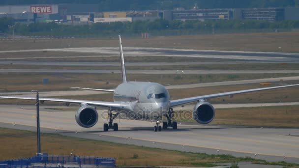 Airbus A350 taxiën na de landing — Stockvideo