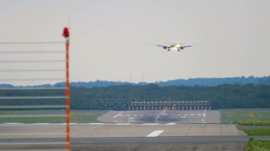 Uçak Düsseldorf 'a iniyor.