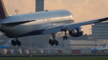 Delta Airlines Boeing 767 yaklaşıyor