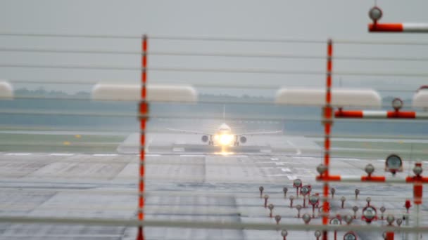 Flugzeugabflug bei Regenwetter — Stockvideo