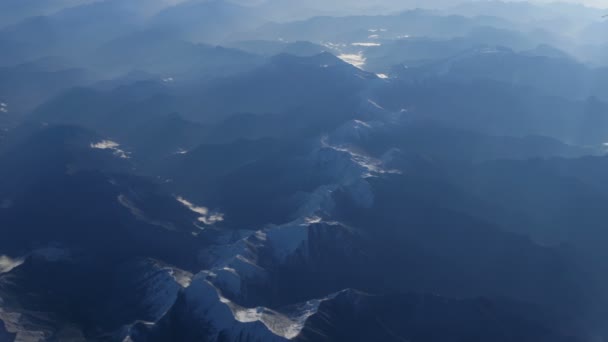 Schöne Aussicht durch Flugzeugfenster, Flugzeug fliegt über Fluss in den Bergen — Stockvideo