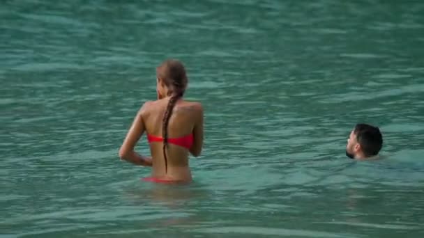 Surfistas en las olas — Vídeo de stock