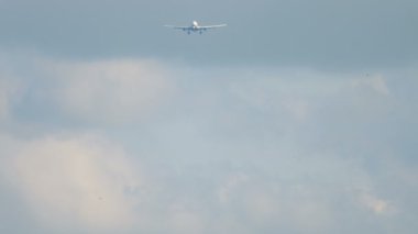 Yaklaşan gövdeli uçak