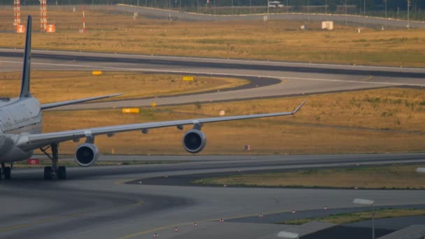 Lufthansa Airbus 340 taxiën — Stockvideo