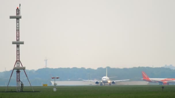 Boeing 737 Air Baltic αναχώρησης — Αρχείο Βίντεο