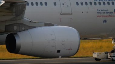 Servis dışı uçak çekici..