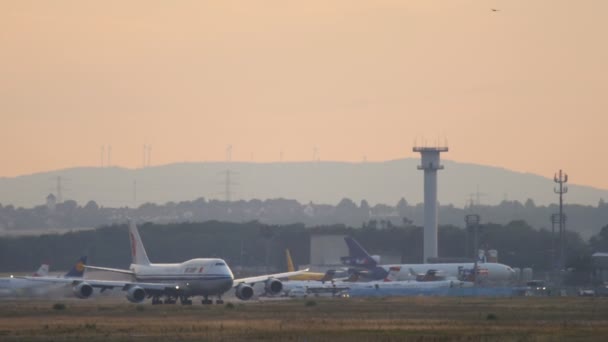 空気中国のボーイング 747 型機、離陸 — ストック動画