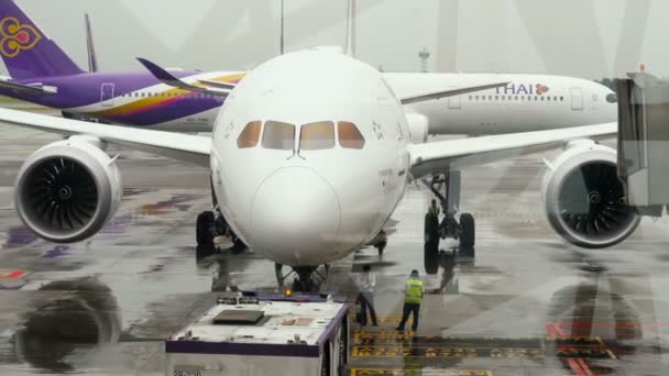 Dreamliner υπηρεσίας στο αεροδρόμιο Suvarnabhumi — Αρχείο Βίντεο
