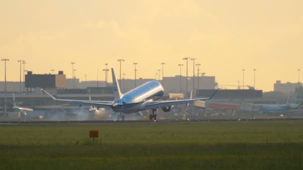 KLM Cityhopper Embraer Erj-175 přistání — Stock video