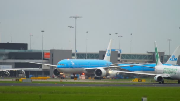 Trafiken på Amsterdams flygplats — Stockvideo