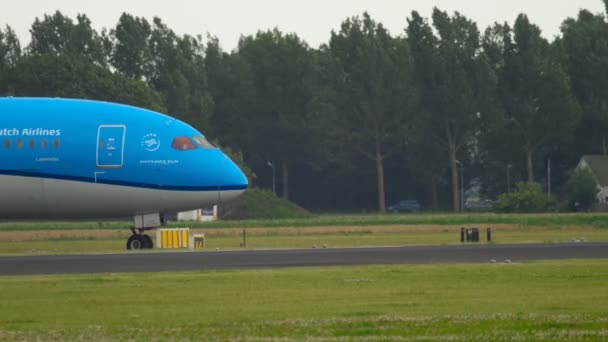 Klm boing 787 Dreamliner vor Abflug — Stockvideo