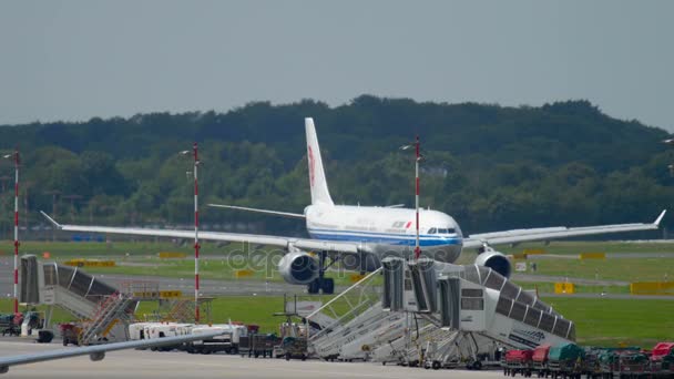 Κίνα Airbus A330 τροχοδρόμησης του αέρα — Αρχείο Βίντεο