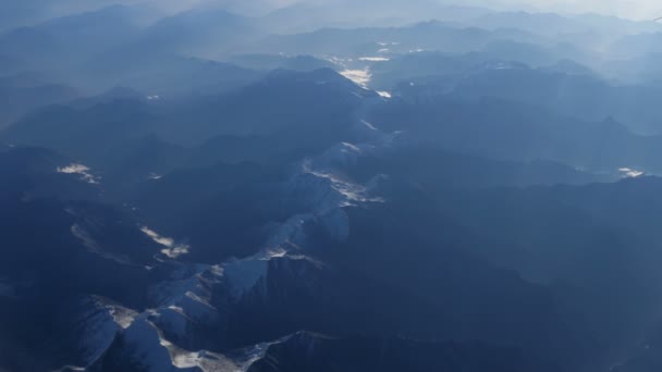 Schöne Aussicht durch Flugzeugfenster, Flugzeug fliegt über Fluss in den Bergen — Stockvideo