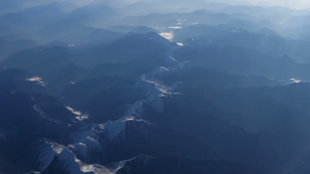 Bela vista através da janela do avião, avião voando acima do rio em montanhas — Vídeo de Stock