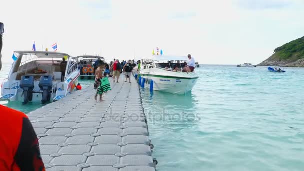 Touristen verlassen die Insel Raya — Stockvideo
