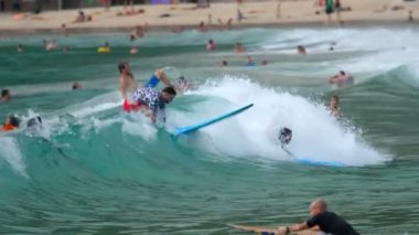 Sörfçü dalgaları üzerinde