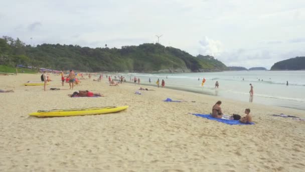 Tourists on Nai Harn beach — Stock Video