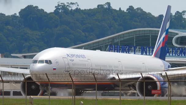 Flugzeug biegt vor Abflug von Landebahn ab — Stockvideo